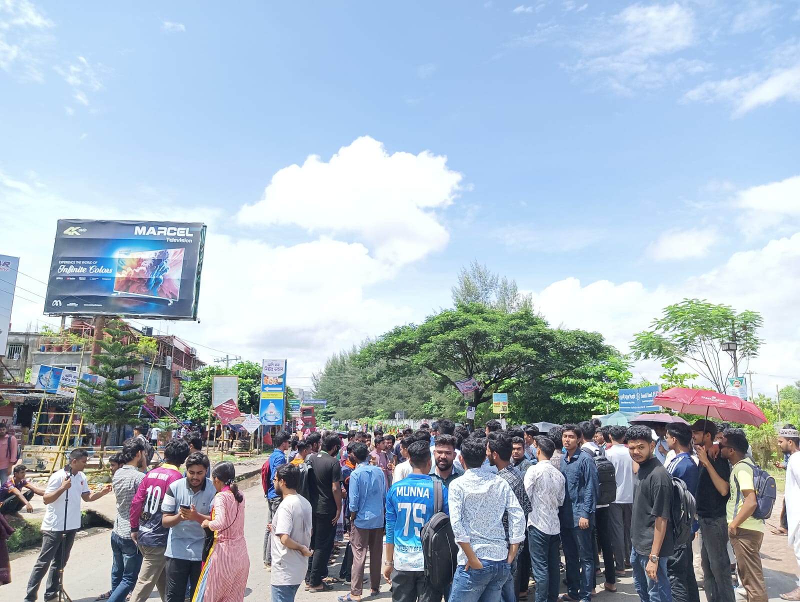 ৩ দফা দাবিতে ববি শিক্ষার্থীদের মহাসড়ক অবরোধ, ২৪ ঘণ্টার আল্টিমেটাম